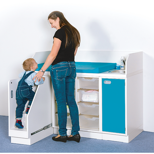 Wickelkommode, dreireihig zuzüglich Waschbecken B/H/T: 143x113x71,5 cm, Ausziehbarer Aufstieg links, 8 Boxen und Waschbecken rechts
